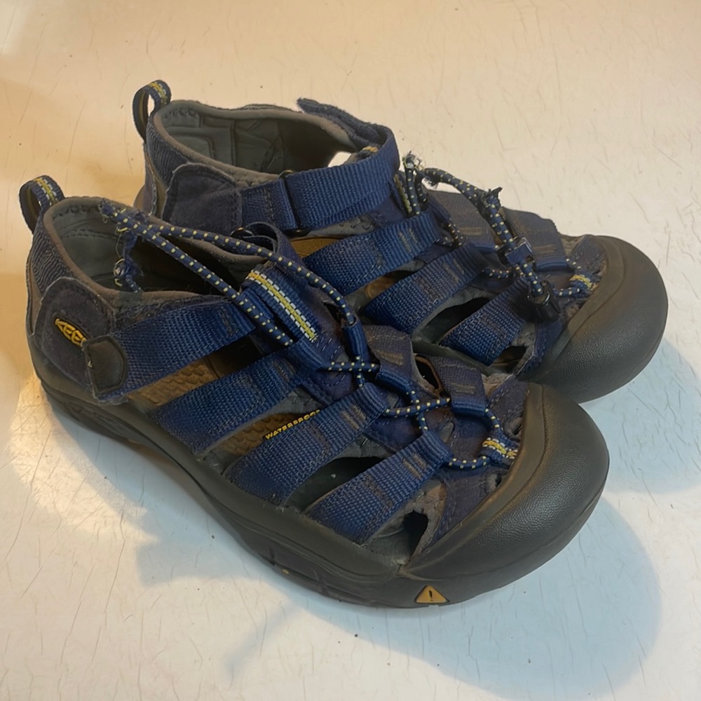 Keen waterproof sandals kids US size 4 Dark Blue , needs new laces